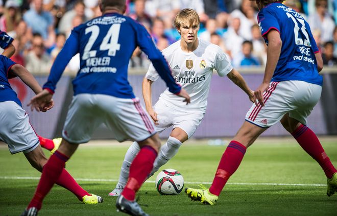 梅西紧随其 梅西紧随其